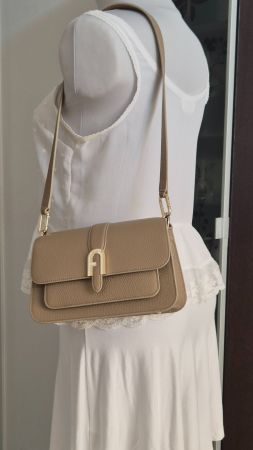 Neu: Elegante Furla Handtasche in der Farbe Taupe