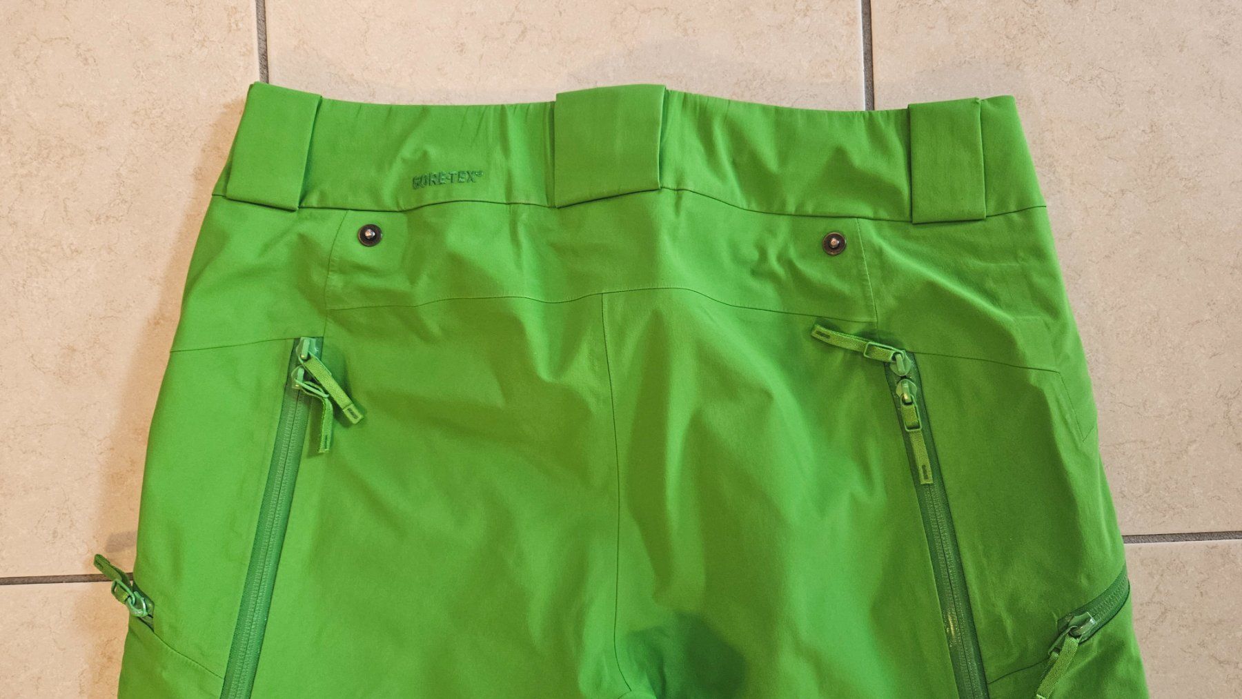 Arcteryx Pantaloni: Arcteryx Gore-Tex Hardshell Hose M – Usato da Cormondrèche venduto da ohawa 3