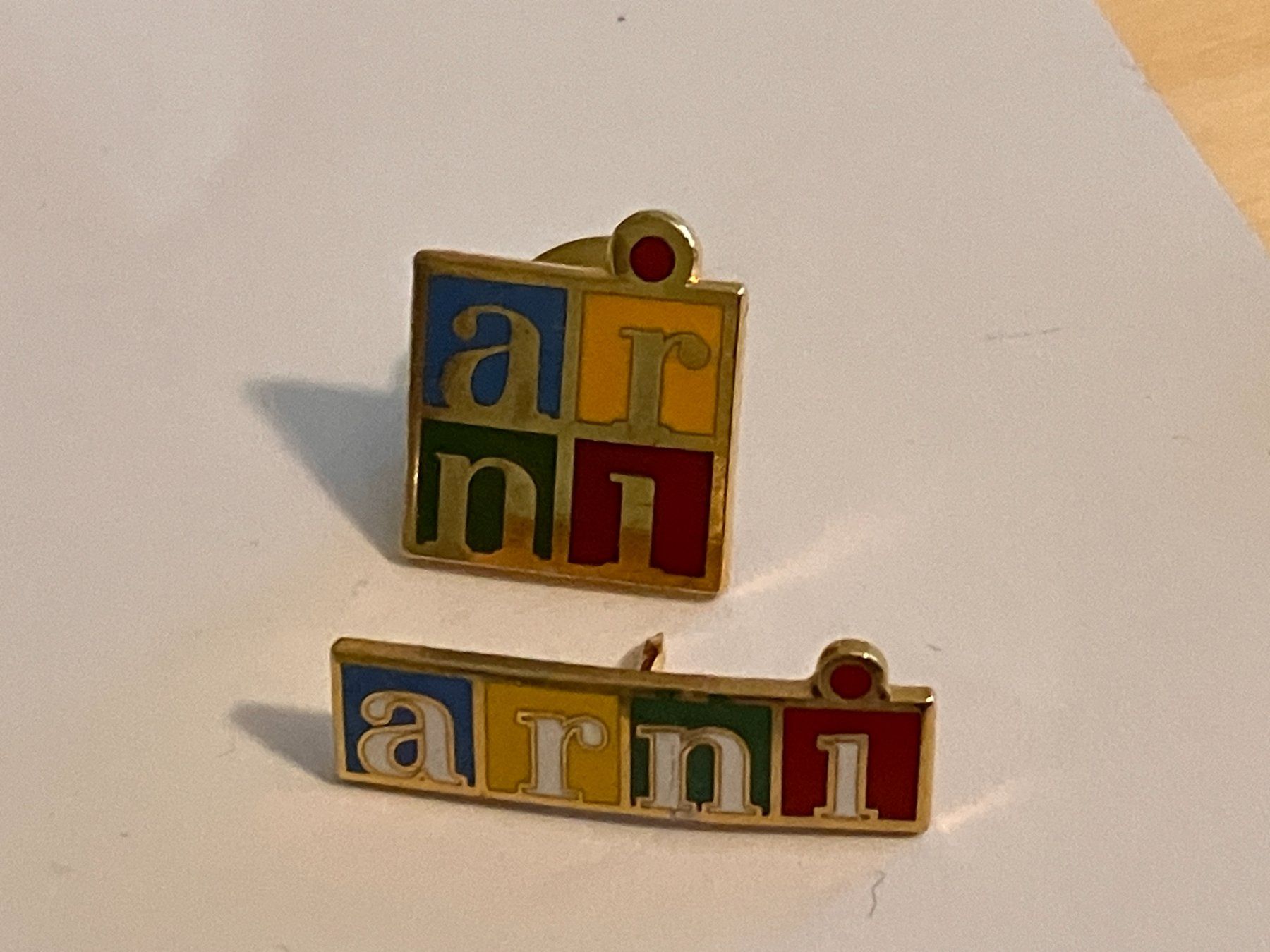 Placchette & Badge: 2 Pin Arni – Usato da Basel venduto da djwwpp