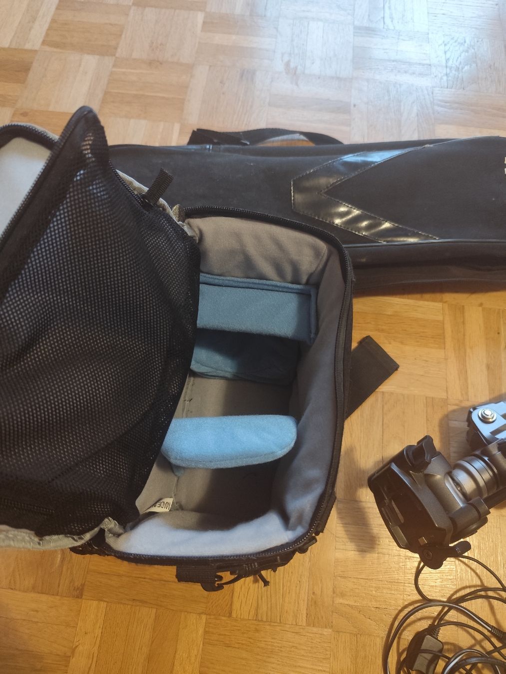 Sony Videocamere: Sony Handycam HDR-CX 700 inkl. Stativ – Usato da Nidau venduto da lpilloud 5