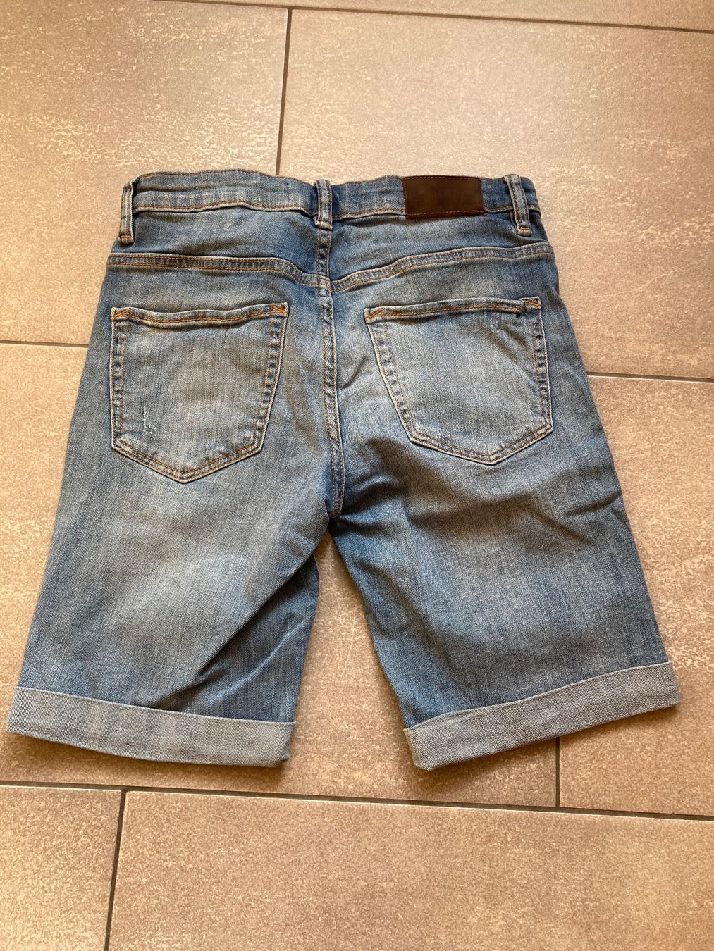 H&M Jeans: Kurze Jeans Gr. 26; H&M – Usato da Mosnang venduto da Kusli09 1