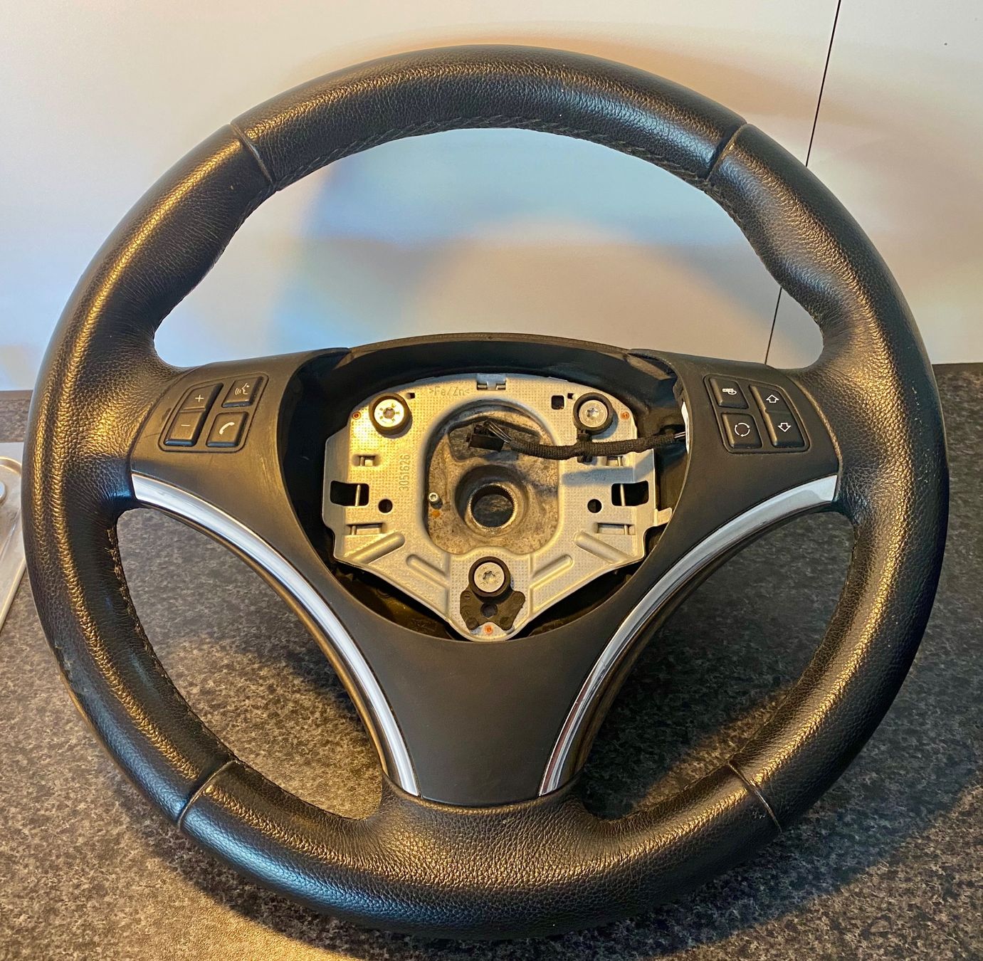 Tutti pezzi di ricambio auto: KURZAUKTION! BMW Lenkrad 335 e92 – Usato da Bremgarten AG venduto da Inso