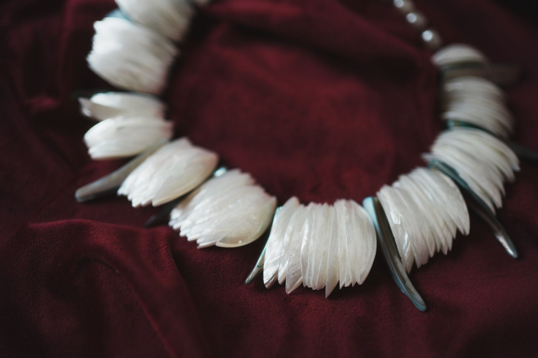 Catenine: Collier aus Perlmutt und Süsswasserperlen – Usato da Volketswil venduto da HeredisAntiques