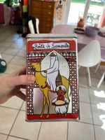 Boîte vintage métal semoule Derrière la porte