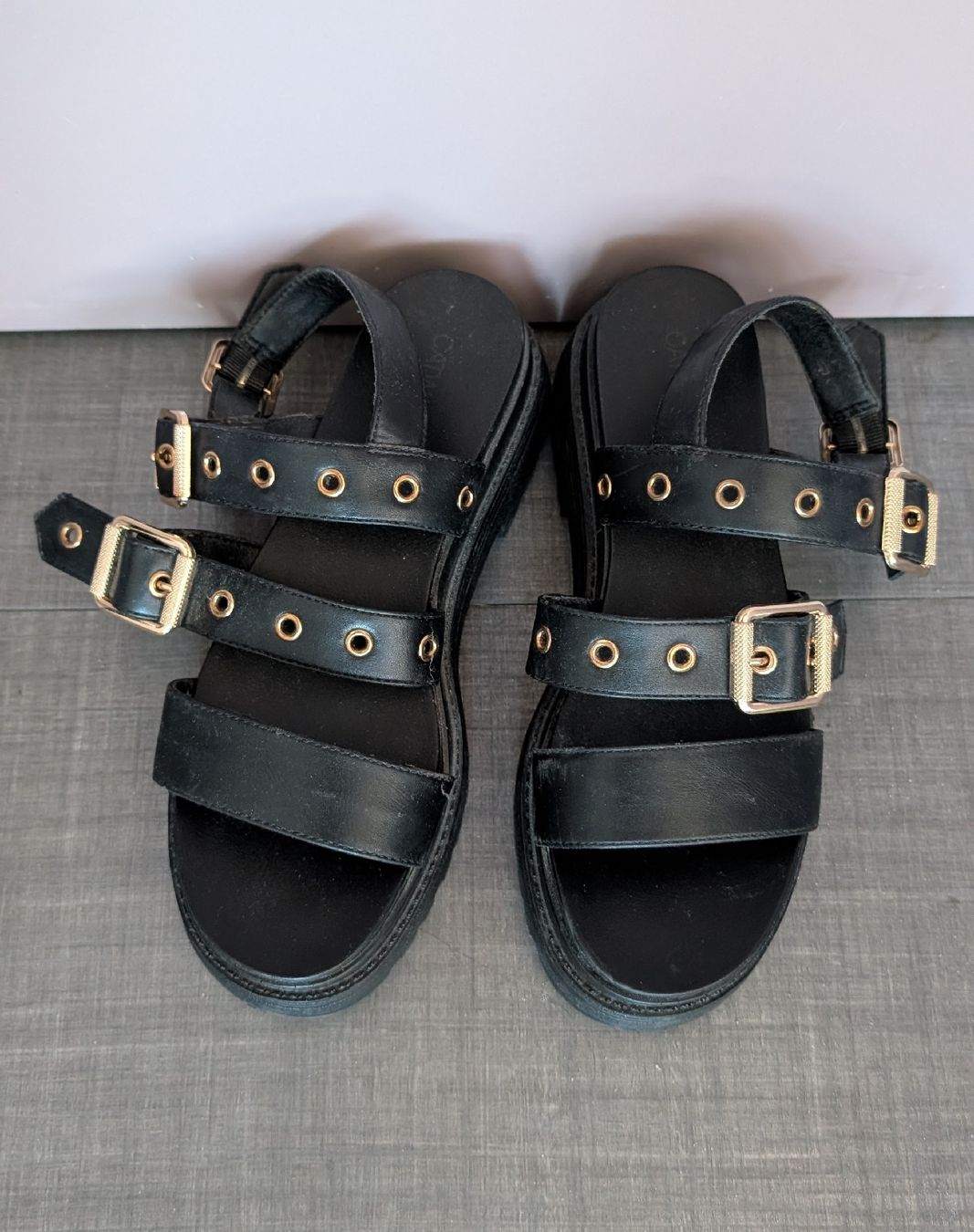 Scarpe da donna: Black Platform Sandals with Gold Buckles - Size 38 – Nuovo (secondo la descrizione) da Meyrin venduto da att_mgj5 5