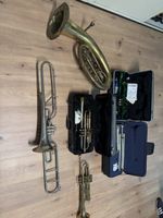 Strumenti musicali a fiato assortiti con custodie