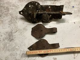 Antikes Handgeschmiedetes Türschloss mit zwei Scharniere