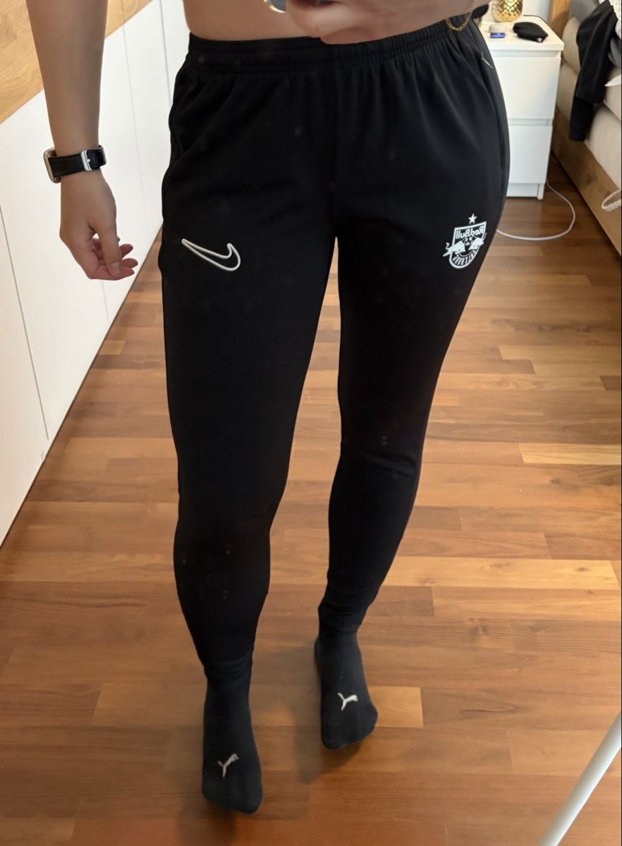 Pantaloni: Nike Trainingshose – Usato da Henau venduto da martina_1998