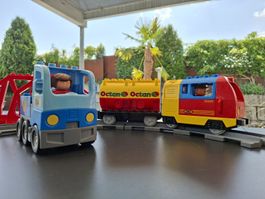 Grosses LEGO DUPLO Eisenbahn-Set mit vielen Schienen und Bau