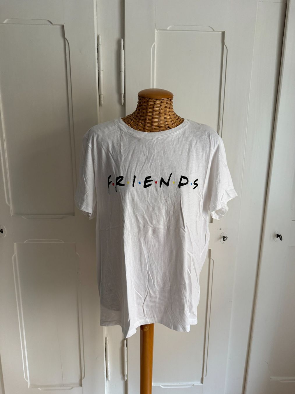 H&M T-Shirts: FRIENDS T-Shirt weiss XL – Gebraucht aus Zürich von Diazaio