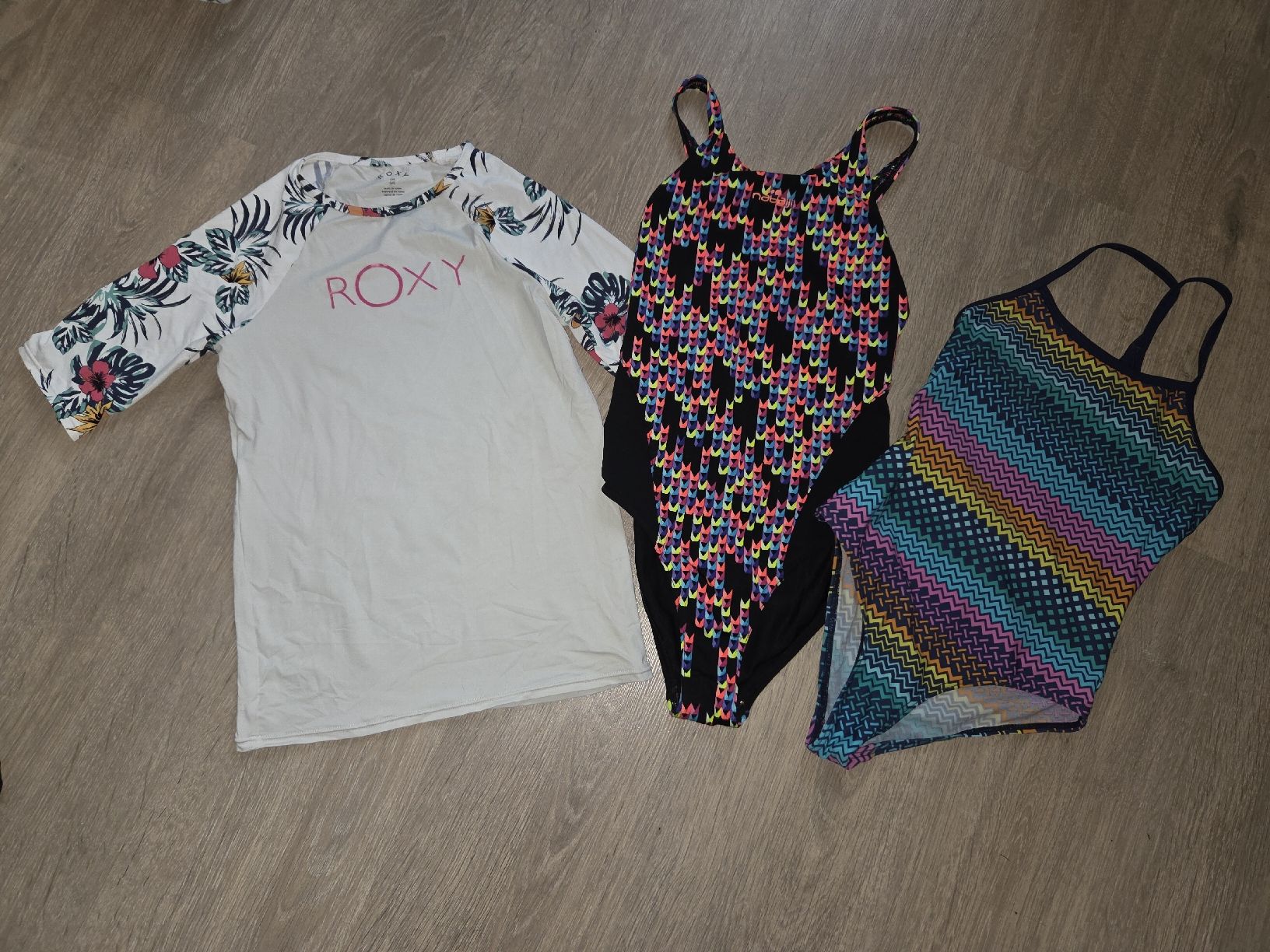 Costumi da bagno & Bikini: 2 Badeanzüge + UV-Shirt, Grösse 152 – Usato da Schlierbach venduto da smeralda1313