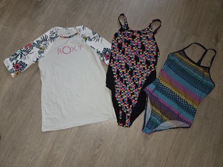 2 Badeanzüge + UV-Shirt, Grösse 152