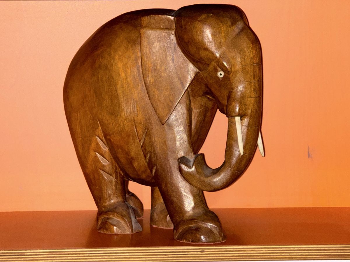 Sculture & Statue: Handgeschnitzter Holz-Elefant - Einzigartiges Sammlerstück – Usato da horgenberg venduto da Fredi63