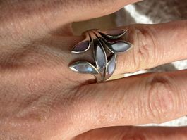 Silberring mit Blätterdesign LILA Perlmutt (Grösse 53)