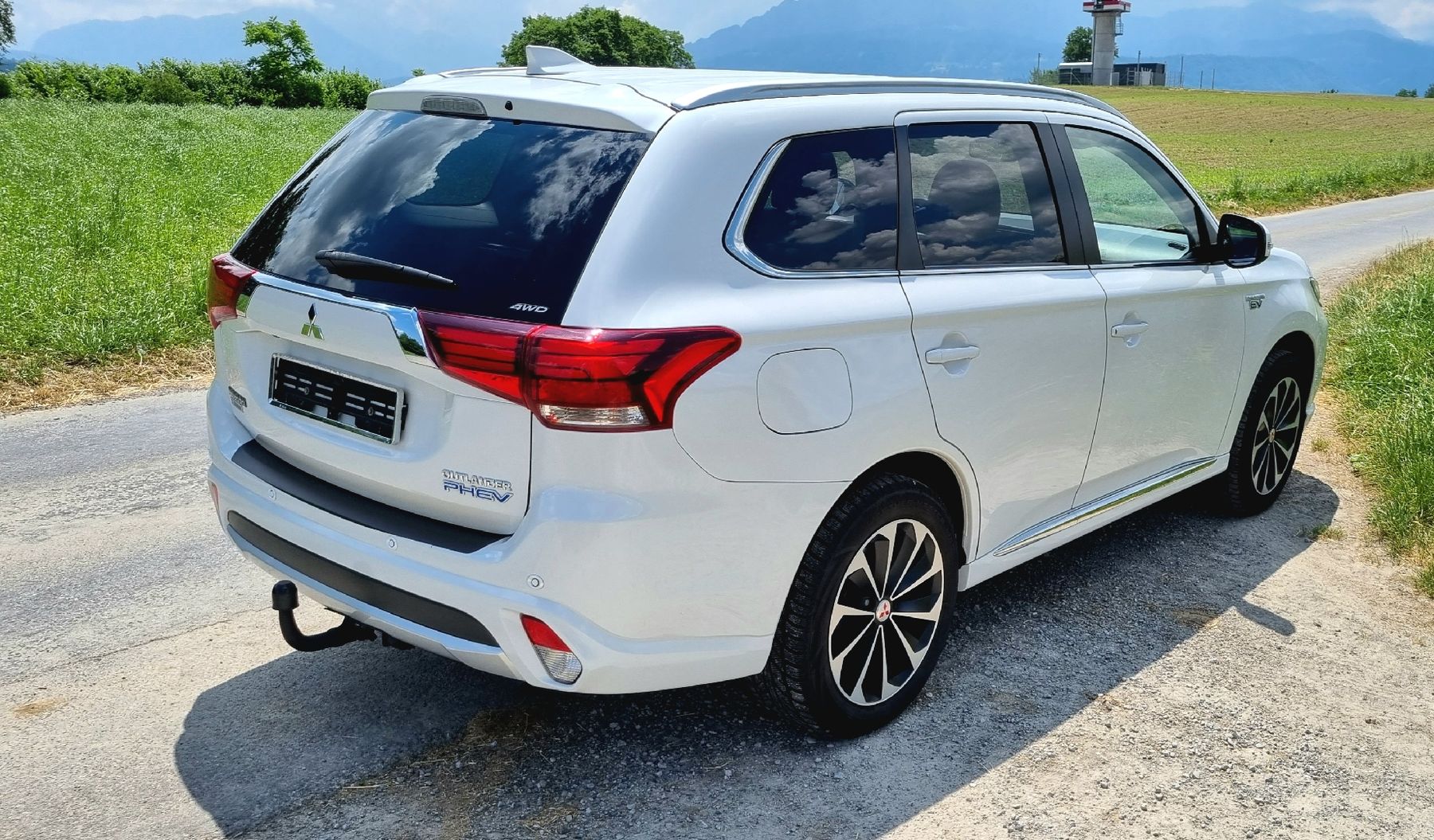 Mitsubishi Automobili: Mitsubishi Outlander 2.0 PHEV 4x4 / 2015 – Usato da Emmen venduto da Highlife_Technik 2