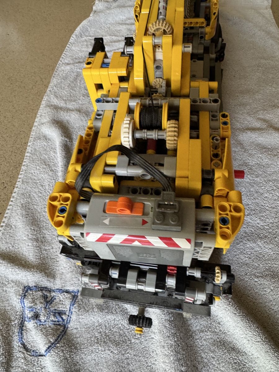 Lego Spielzeuge: Lego Technic Schwerlastkran 42009 – Gebraucht aus Rümlang von MR8 3