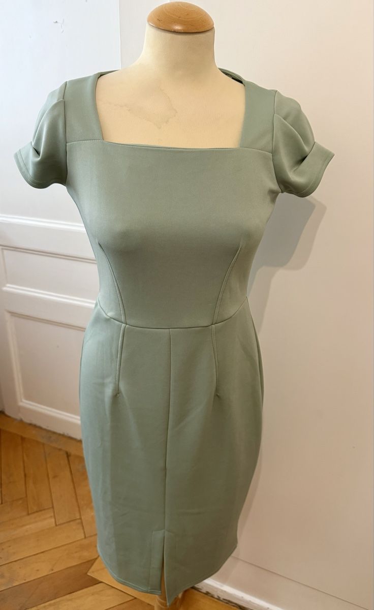 Closet London Vestiti: Robe élégante à vendre – Nuovo e nell'imballaggio originale da Le Locle venduto da tchanatakoua