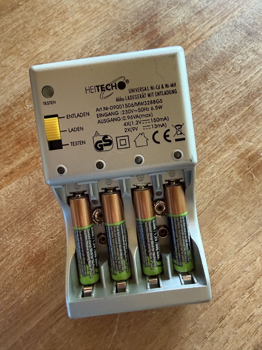 Akkus & Batterien: HEITECH Universal Ladegerät inkl. 4 AAA Akkus – Gebraucht aus Koppigen von Baumberger123