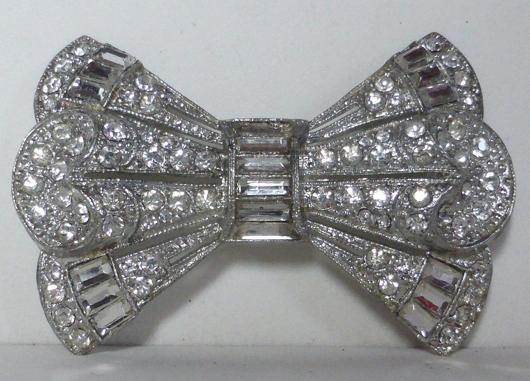 Spille & Fermagli: Hübsche Art Deco Brosche, 1930, in Form einer Fliege – Usato da Sonceboz-Sombeval venduto da Artdecolove 2