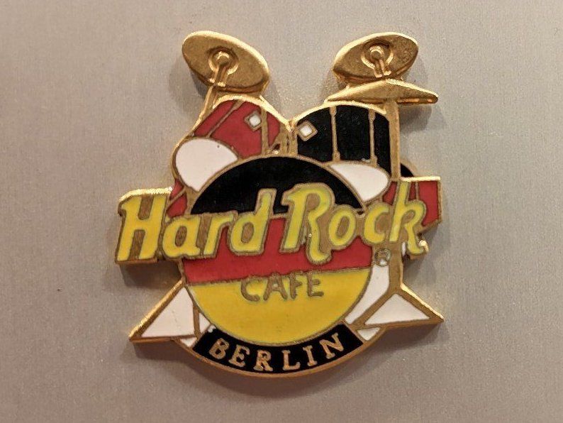 Hard Rock Cafe Placchette & Badge: Hard Rock Cafe Core Classic Pin Trommeln Berlin – Usato da Kloten venduto da SuperRetroPixels