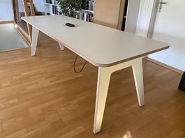 Moderner Schreibtisch