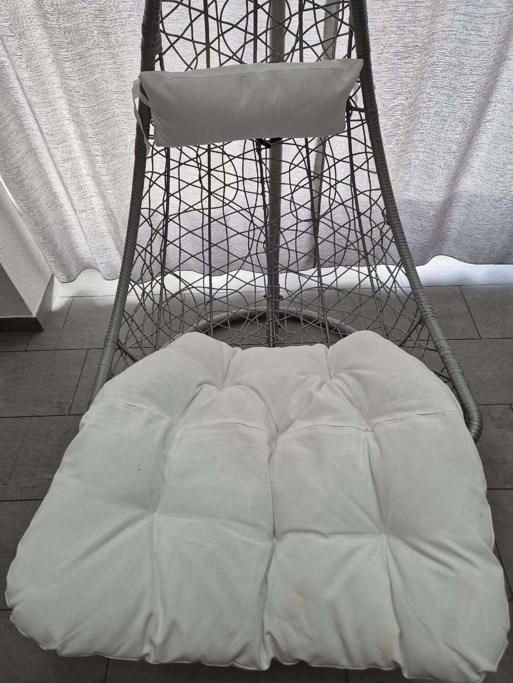 Poltrone pensili da giardino: Hängesessel - Polyrattan - Hellgrau mit weißen Kissen  – Usato da Bertschikon Gossau venduto da Andre675 9
