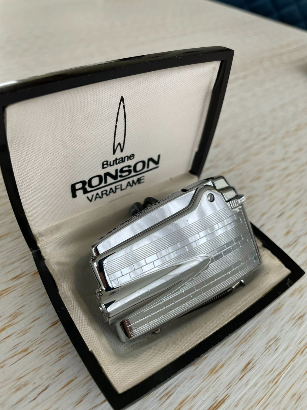 Ronson Accendini: Ronson Varaflame Feuerzeug mit Box – Usato da Uettligen venduto da tea_9n9h 1