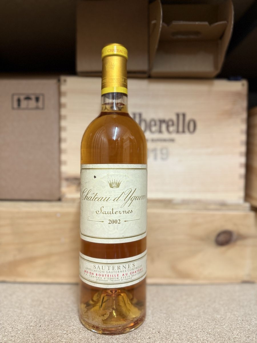 Yquem Vino: Chateau d'Yquem Sauternes 2002 – Nuovo e nell'imballaggio originale da Troinex venduto da Airain