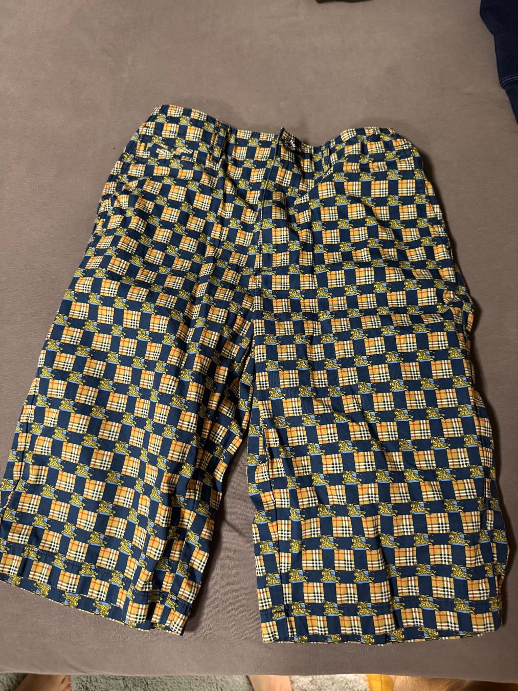 Burberry Pantaloni: Burberry Hose – Nuovo (secondo la descrizione) da Wollerau venduto da Marion_Jarno