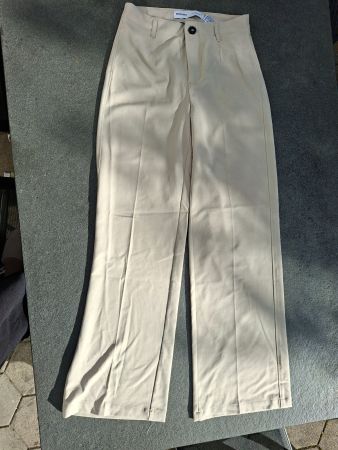 Bershka Bundfaltenhose, Beige, Grösse 38, Neu!