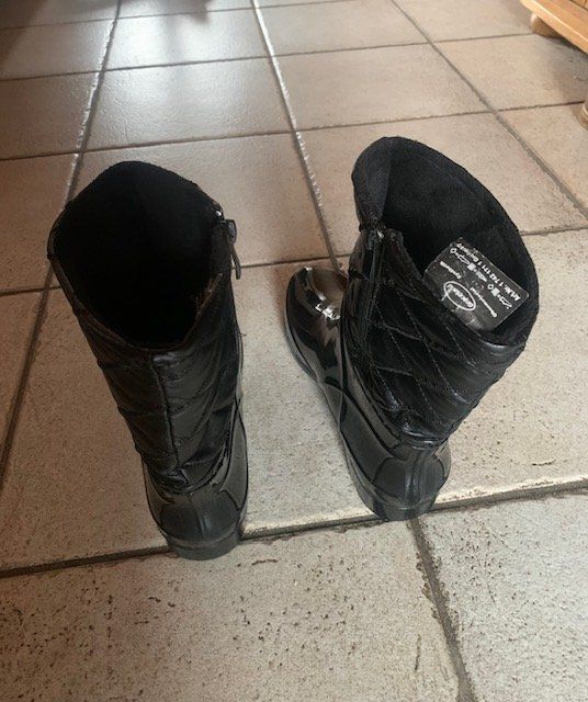 Scarpe da donna: schöne Stiefel / Regenstiefel, Schwarz, – Usato da Windisch venduto da Trudi45 2