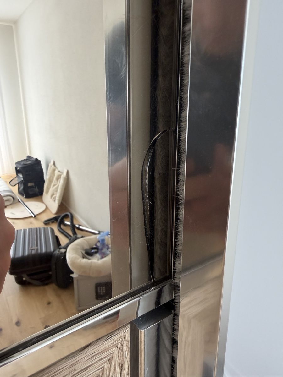 Armoires: Schubiger Kleiderschrank mit LED-Leuchten – Défectueux à Richterswil par ale_ym9l 3