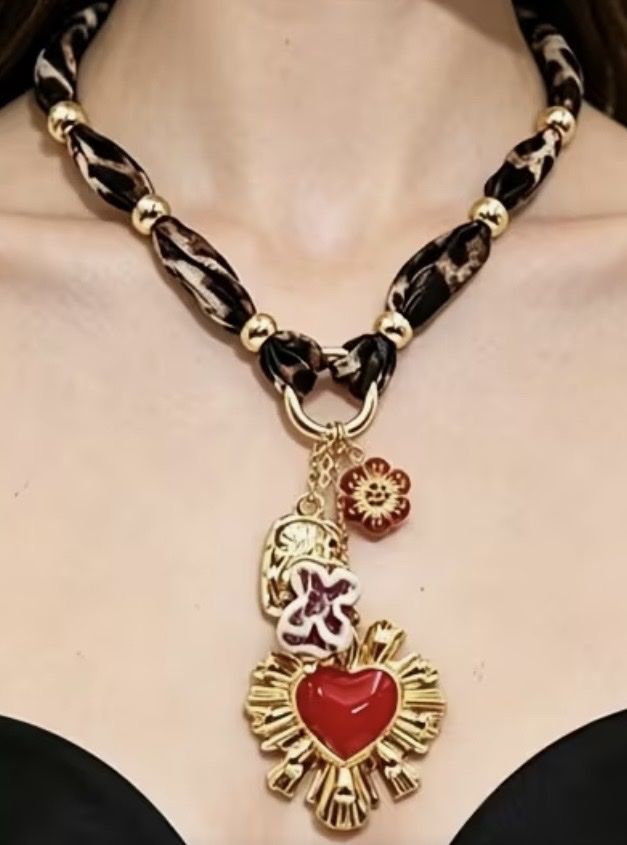 Catenine: Collana con pendente cuore rosso e ciondoli – Nuovo e nell'imballaggio originale da Gordevio venduto da LanaZimm 2