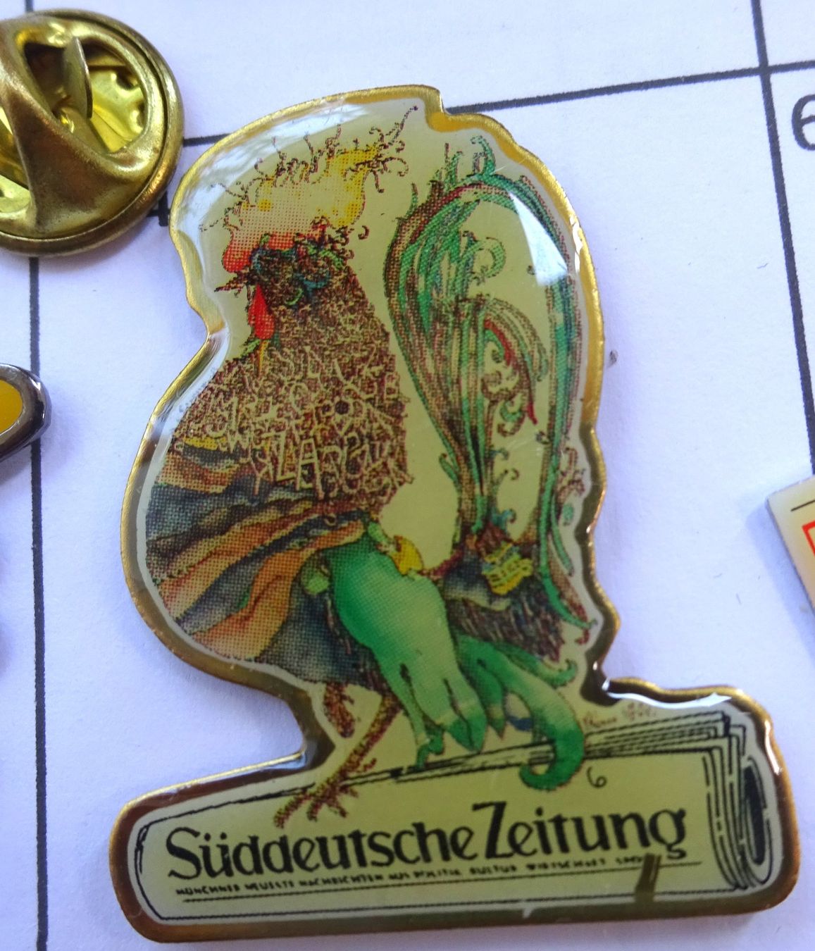 Plaketten & Abzeichen: Pin Süddeutsche Zeitung – Gebraucht aus Utzenstorf von BUtter81
