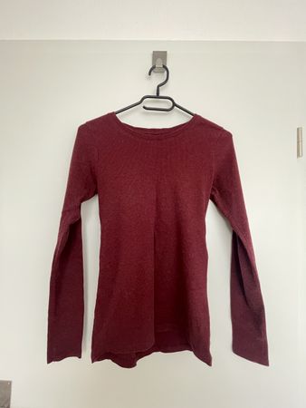Burgunderfarbener Pullover