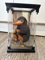 Niffler Figur mit Goldmünzen in Vitrine