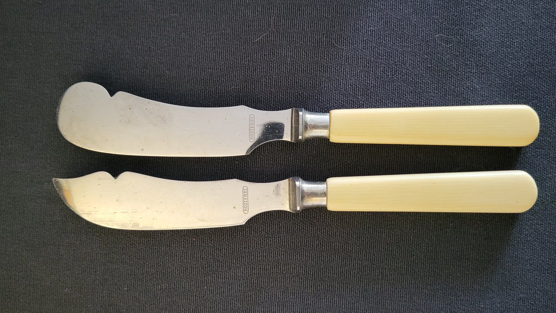 Set di posate: Set Butter- und Käsemesser – Usato da Basel venduto da spinne02