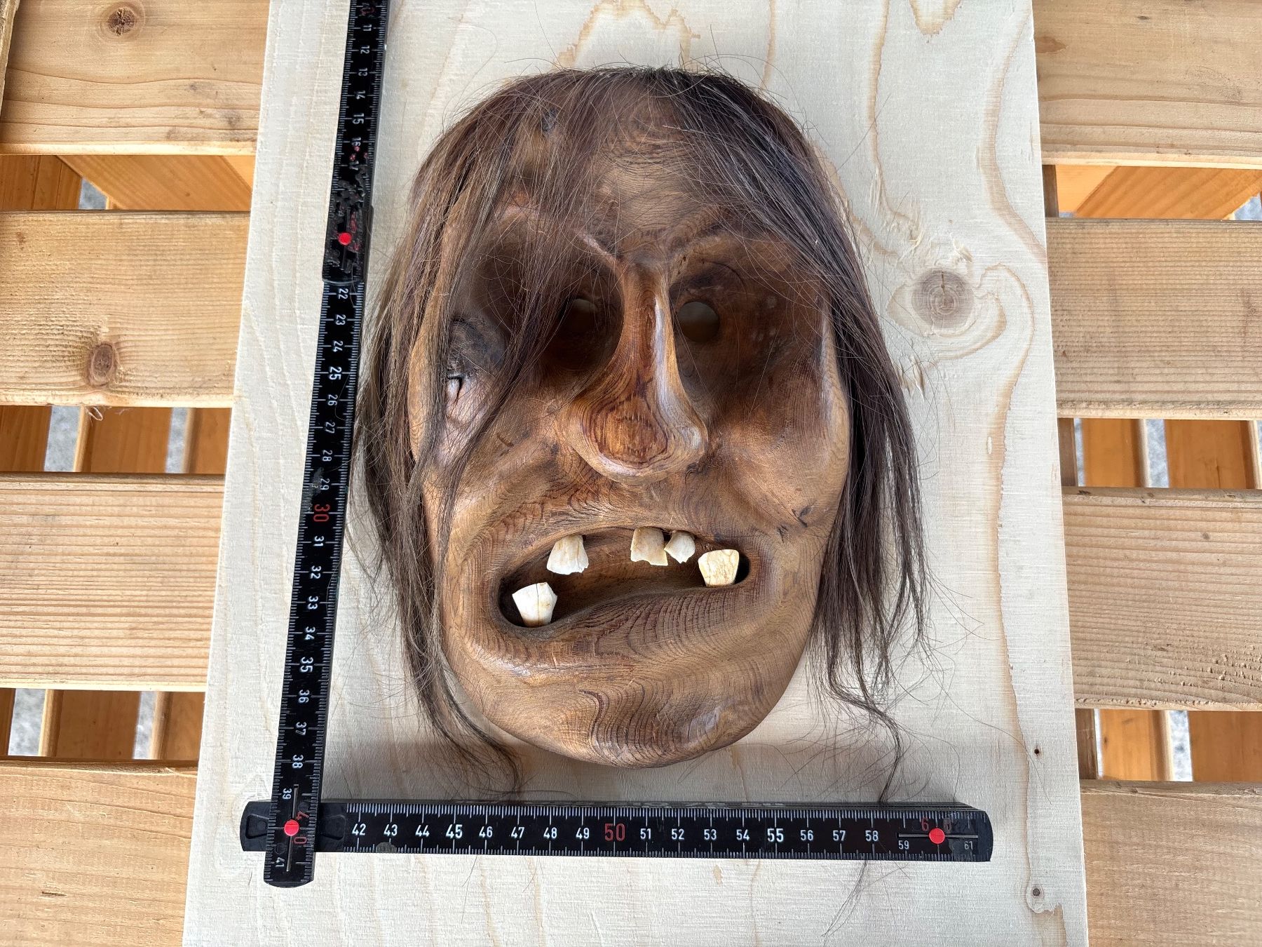 Autres antiquités ou arts: schöne alte Walliser Holzmaske – D'occasion à Feldbach par Olive1 9