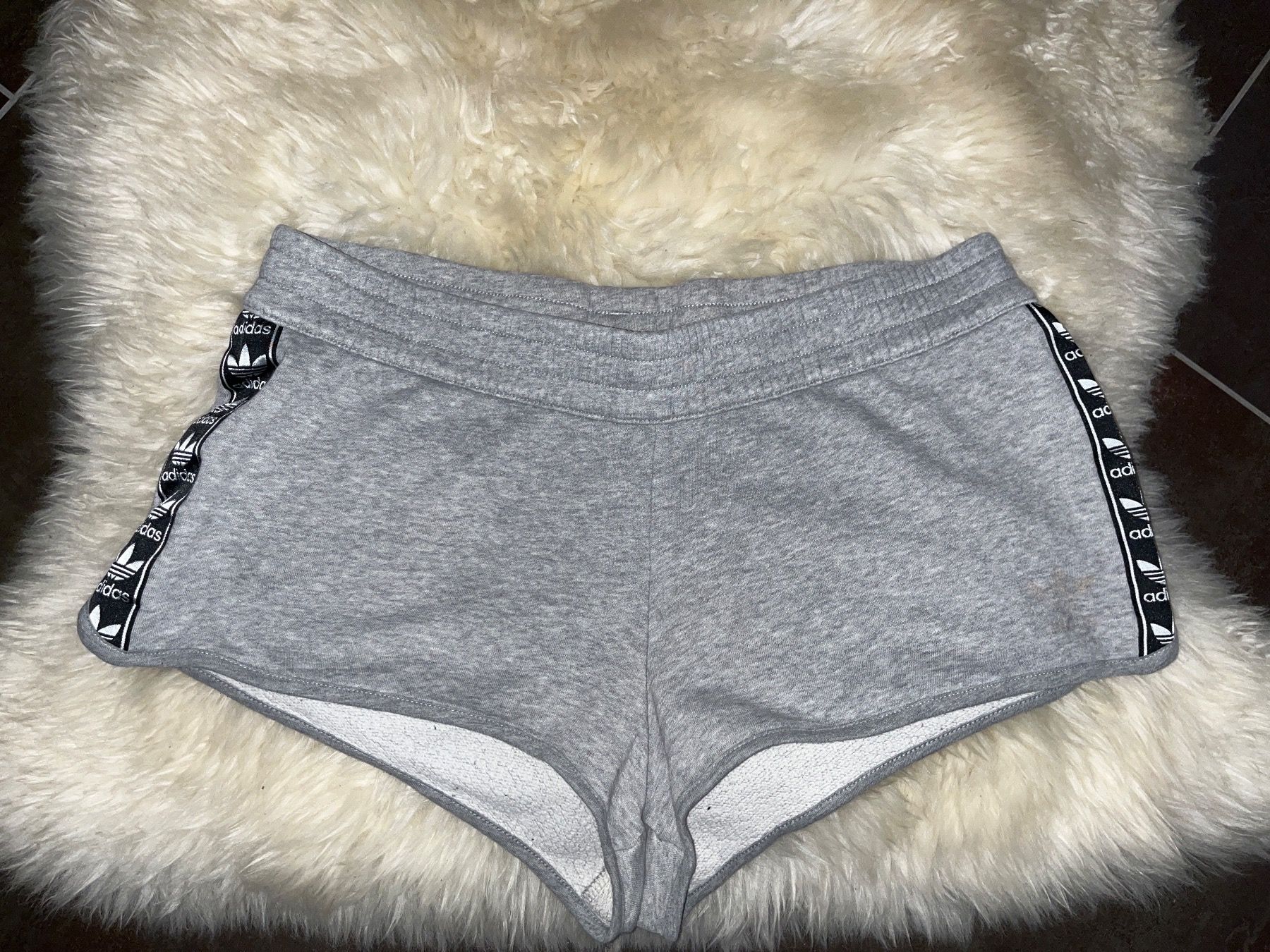 Adidas Pantaloni: Adidas Shorts – Usato da Hombrechtikon venduto da Kaatja