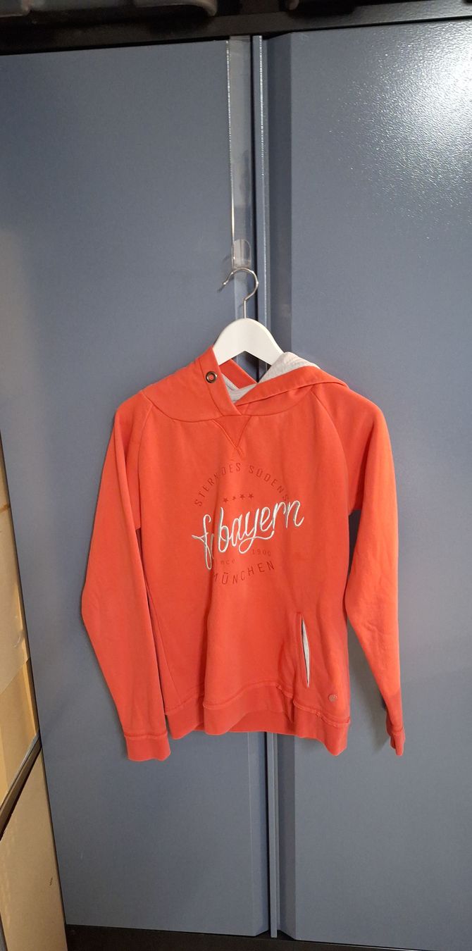 Pulls & Sweat-shirts: FC Bayern München Kapuzenpullover orange – D'occasion à Diessenhofen par str_p57p