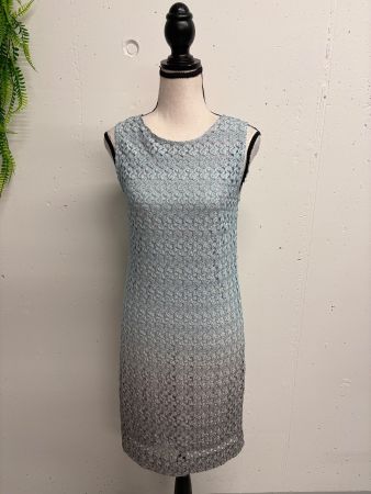 Ana Alcazar Kleid hellblau grau 34 spitze ärmellos knielang