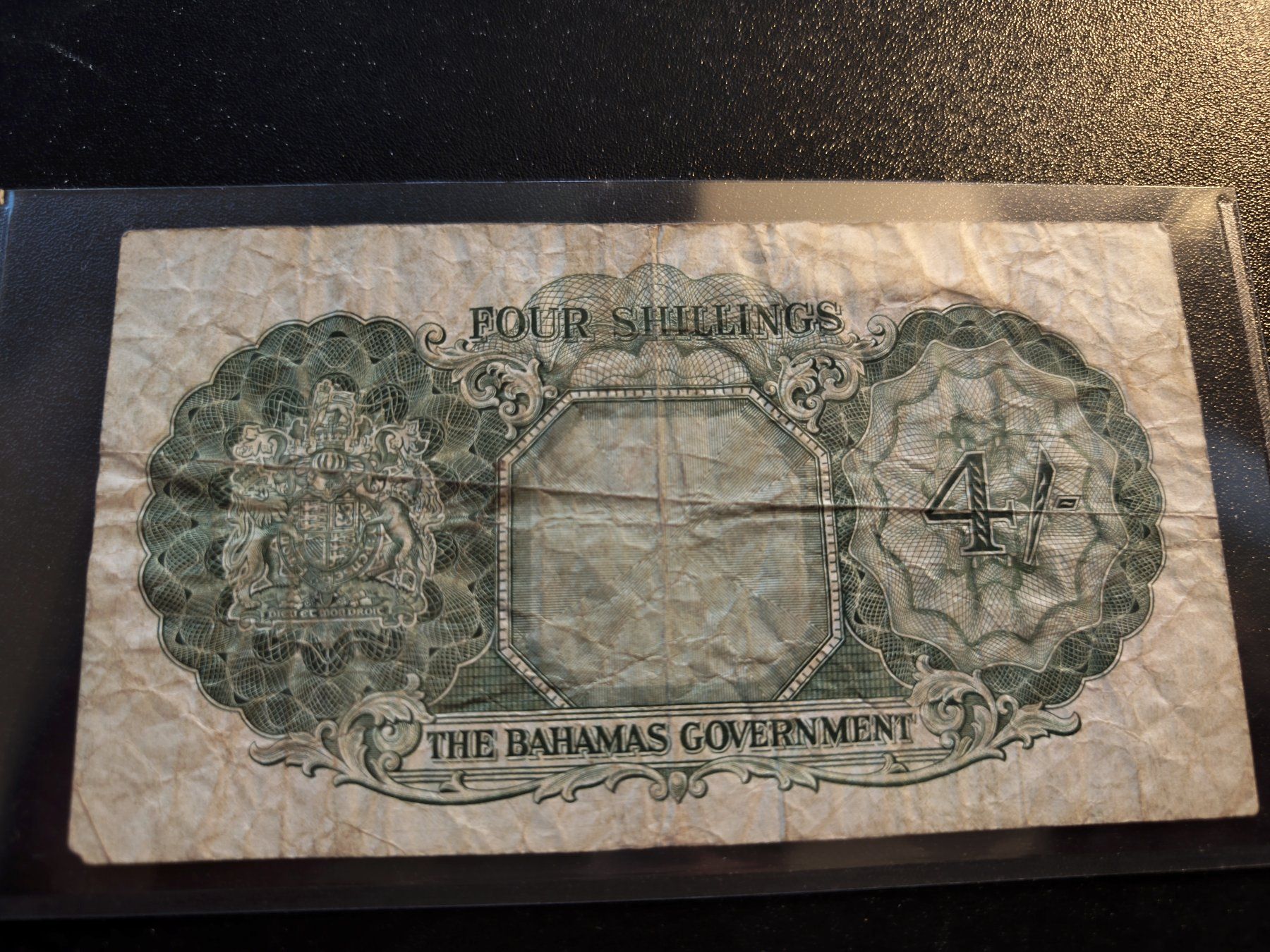 Banconote: Bahamas Banknote - 4 Shillings – Usato da Mendrisio venduto da Dee-11 1