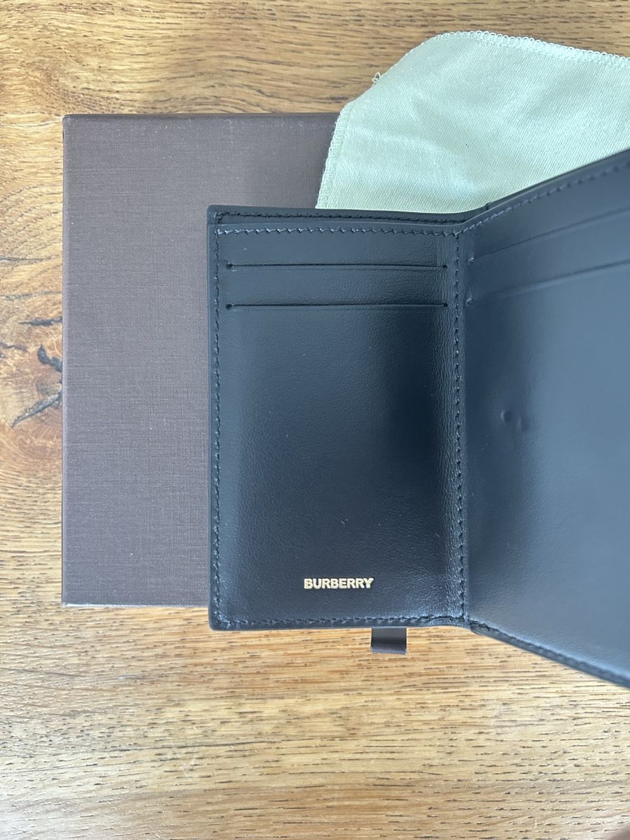 Burberry Portamonete: Burberry TB Logo Compact Trifold Wallet – Nuovo (secondo la descrizione) da Muttenz venduto da Raffaxf 3