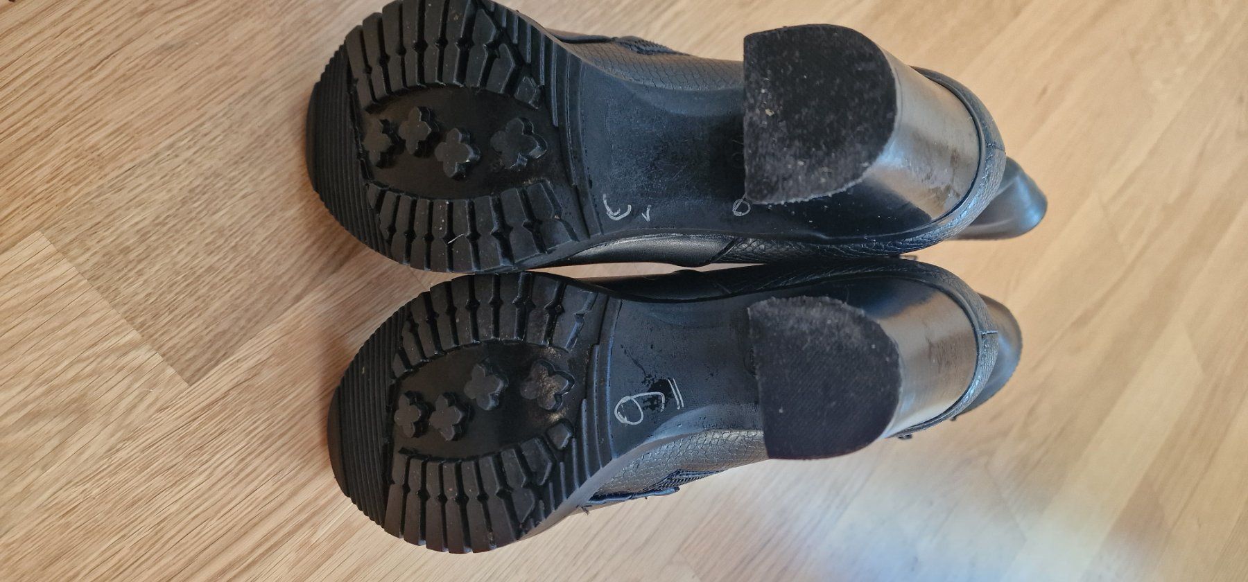 Scarpe da donna: Schwarze Winterstiefeletten, , Grösse 37 – Usato da Riehen venduto da gagi087 1