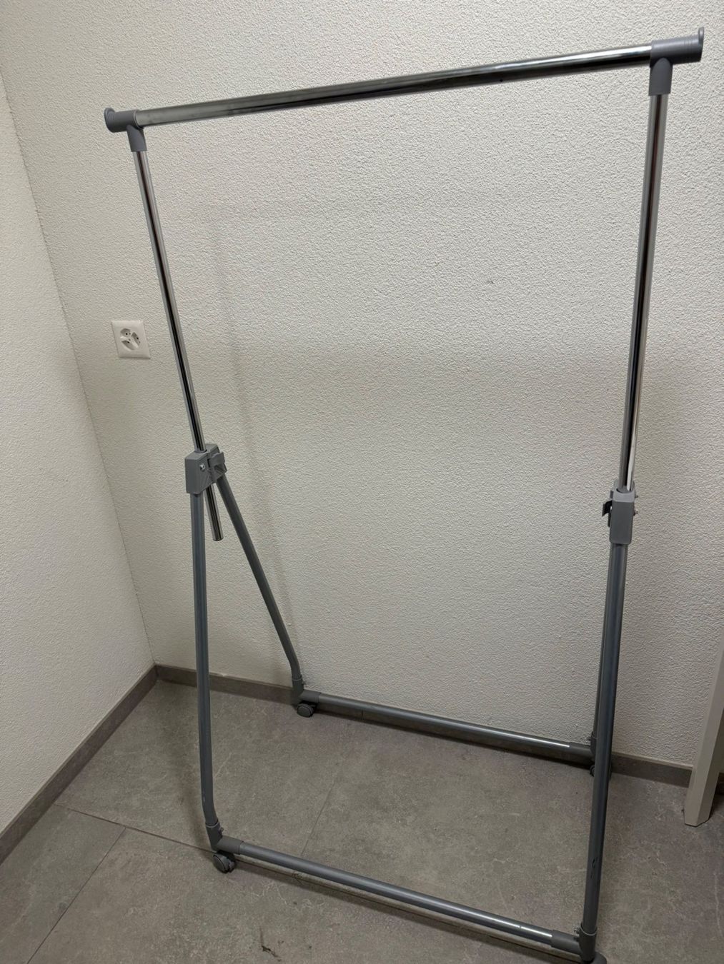 Sonstige Dekorationen & Accessoires: Kleiderständer Rollständer höhenverstellbar Kleiderstange – Gebraucht aus Hermetschwil-Staffeln von han_75vv