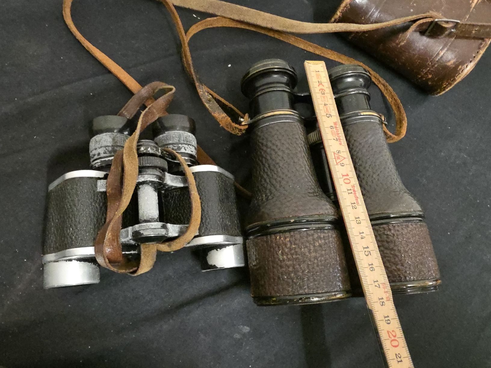 Kern Feldstecher: Vintage Feldstecher/Binoculars mit Ledertasche, Kern – Gebraucht aus Wolfertswil von Antiko 1