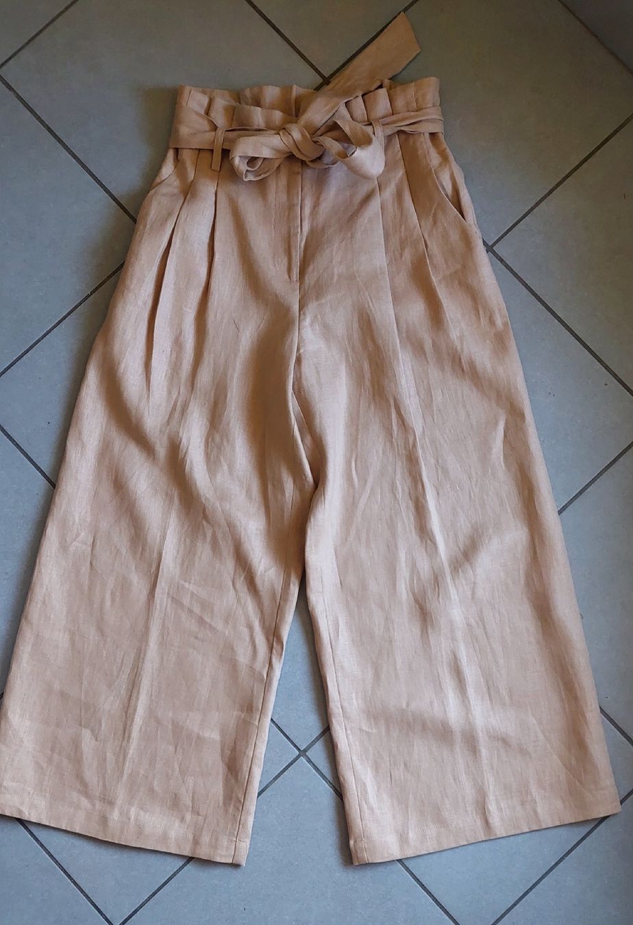 Hosen: Pantalon en lin beige – Neu und originalverpackt aus Plan-Les-Ouates von Lolothebest