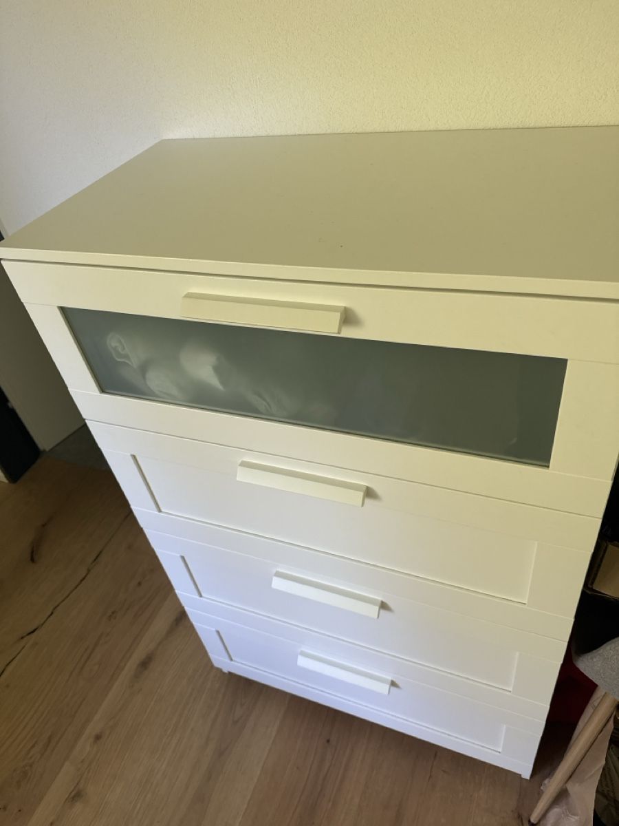 Cassettiere: Weisse Malm Kommode mit 4 Schubladen und Glas, Top! – Usato da Niederteufen venduto da nic_dv6m