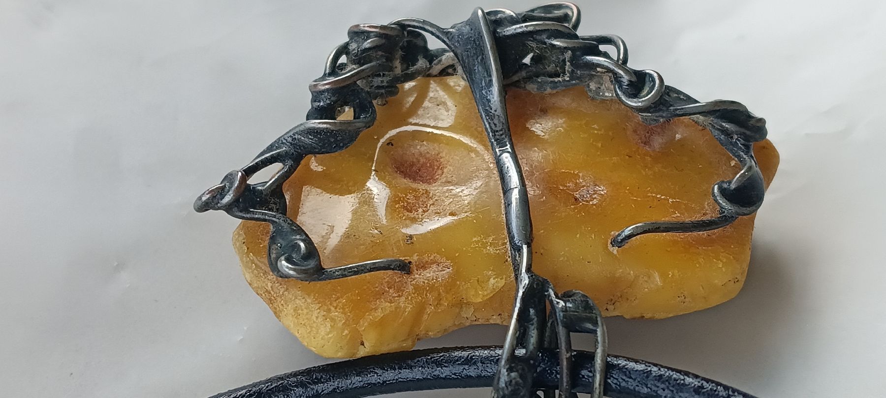 Ciondoli: Baltic amber leather, sterling silver handmade necklace  – Nuovo e nell'imballaggio originale da Zürich venduto da cat_9cvz 4