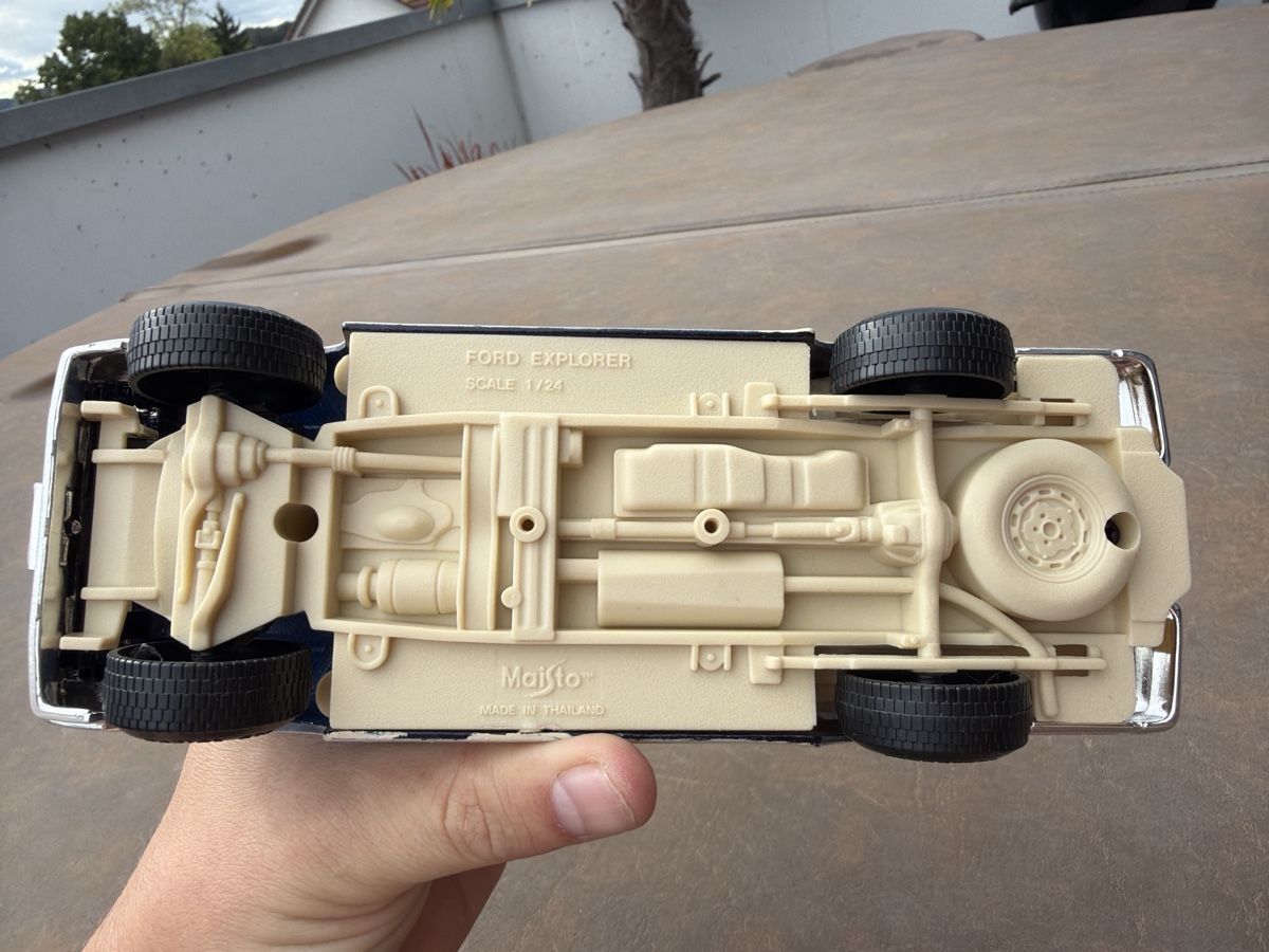 Maisto Modellini d'auto: Ford Explorer - 1/24 - Maisto  – Usato da Wolfwil venduto da Rolex1 4